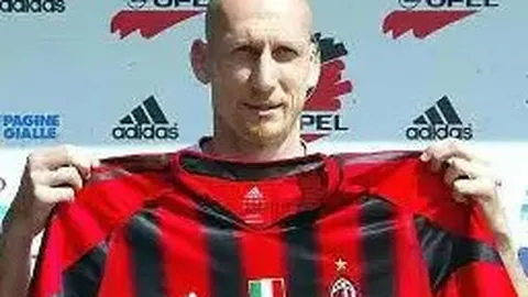 《韩鹏致敬传奇教练徐根宝：耄耋之年坚守岗位，敬业精神感人至深》